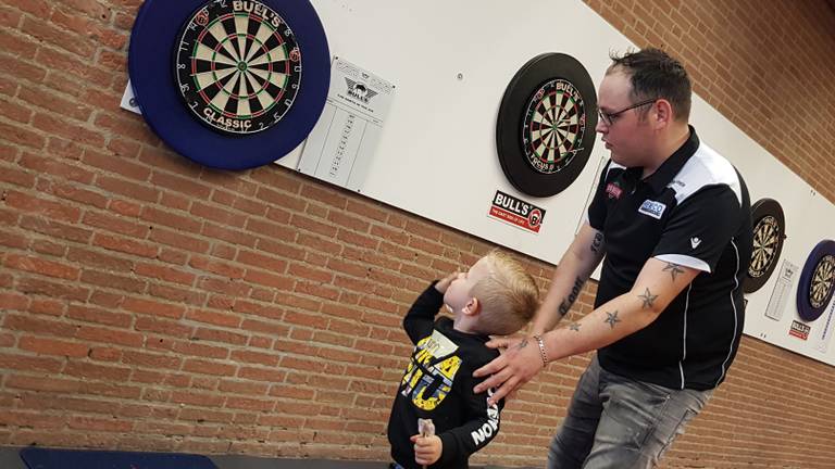 Toon Greebe tijdens de opening van zijn dartsschool in Den Bosch (foto: archief).