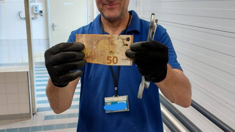 Een medewerker viste 50 euro uit de waterzuiveringsinstallatie (foto: Waterschap De Dommel) 