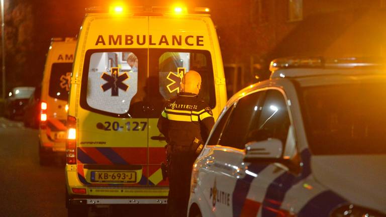 Ambulances en de politie werden rond kwart over elf vrijdagavond opgeroepen (foto: Perry Roovers/SQ Vision).