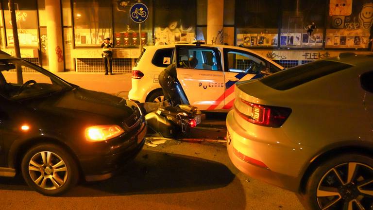 Het ongeluk op de Wal in Eindhoven vond zaterdag rond middernacht plaats (foto: Dave Hendriks/SQ Vision).