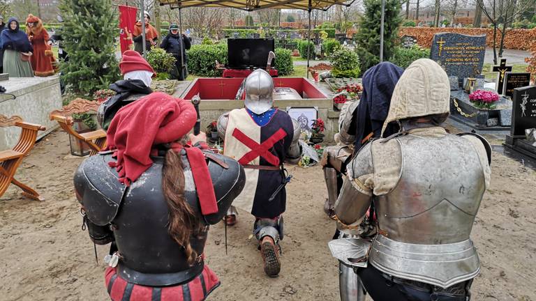 Ridders knielen bij het graf van Cor Vermeulen. Foto: Lisa-Marie Vermeulen.