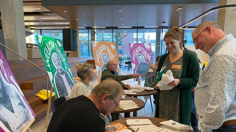 Medewerkers van de gemeente Roosendaal signeren het boek Welkom Thuis, voor hun (toekomstige) collega's