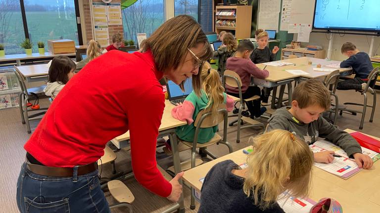 Juf Melanie aan het werk in haar nieuwe klas (Foto: René van Hoof)