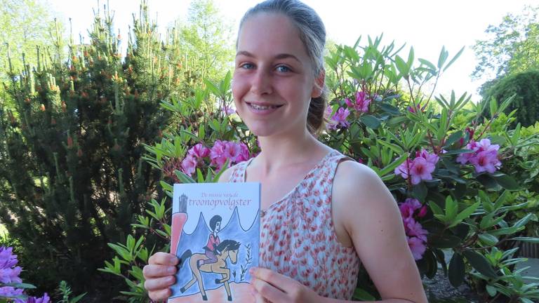 Anouk is apetrots op haar eerste zelfgeschreven én -geïllustreerde kinderboek.
