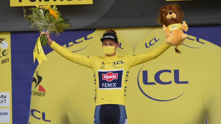 Mathieu van der Poel voor de tweede dag op rij in het geel op het podium (foto: Orange Pictures).