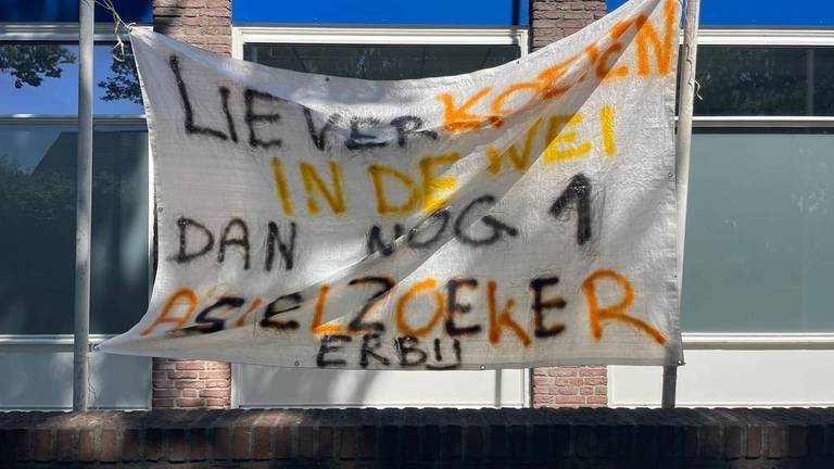 Een spandoek bij de opvanglocatie in Heeze-Leende.