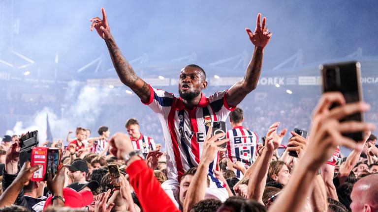 Willem II is kampioen, supporters bestormen het veld