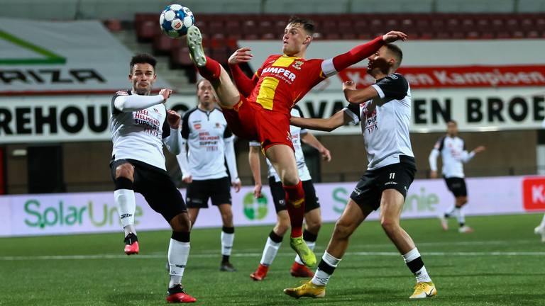 Go Ahead Eagles-speler Sam Beukema is diverse Helmonders te slim af (foto: Orange Pictures/Perry van de Leuvert). 