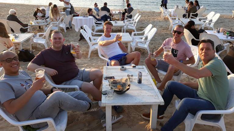 PSV-supporters genieten van een biertje op het strand in Israël. 