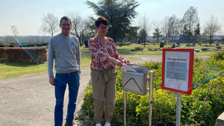 Marco en Willemien bij de brievenbus 'Post naar de Hemel.' (Foto: gemeente Heusden) 