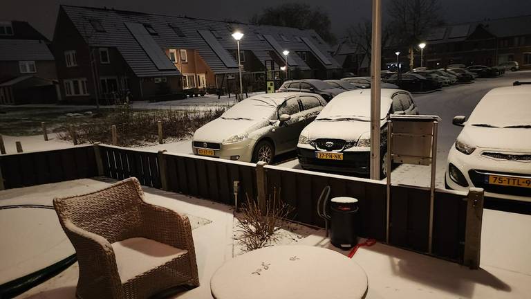Sneeuw in een woonwijk in Helmond (foto: Fanny de Greef).