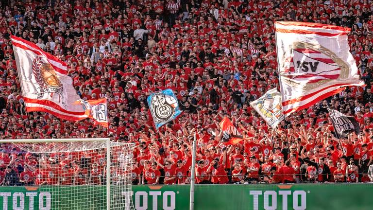 PSV-supporters tijdens de bekerfinale in 2023 (foto: Marcel van Dorst).