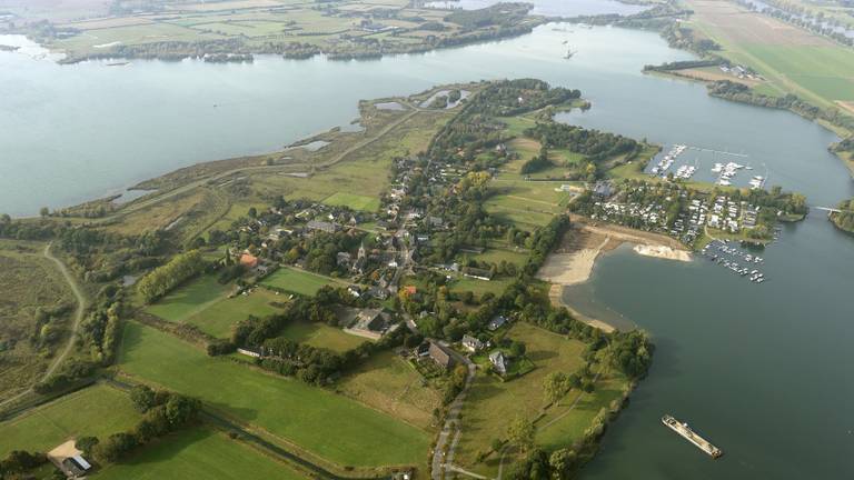 Linden en de Kraaijenbergse Plassen (foto: ANP)