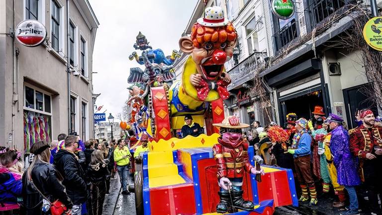 Tijdens de Grote Optocht geen buitenmuziek in de Vismarktstraat Havermarkt (EYE4Images).