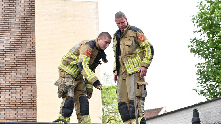 Brandweerlieden moesten in Breda het dak op om een brand te blussen (foto: Perry Roovers/SQ Vision).