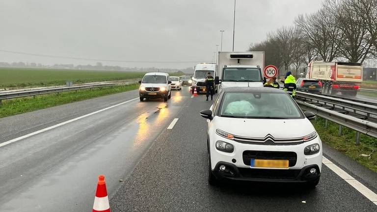 Door het ongeluk op de A27 is één rijstrook dicht (foto: Rijkswaterstaat/X).