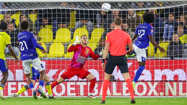 Sheddy Barglan kopte de 1-1 in het doel achter Cambuur-keeper Thijs Jansen (foto: Orange Pictures).