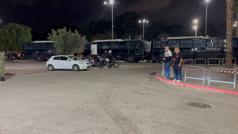 ME-bussen blokkeren het zicht van supporters als de spelersbus van PSV nadert (Foto: David Kramer)