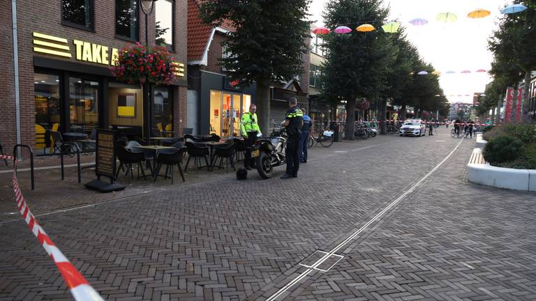 De steekpartij vond rond halfnegen vrijdagavond plaats bij kledingwinkel Vero Moda in Uden (foto: Kevin Kanters/SQ Vision).