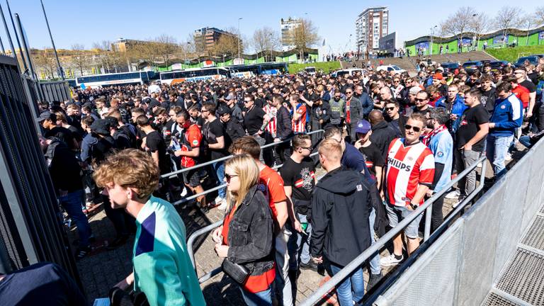 Opwarmen voor bekerfinale: PSV-fans komen aan bij de Kuip