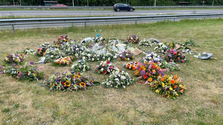 Tientallen bloemstukken op de plek waar Pepijn en Matt om het leven kwamen