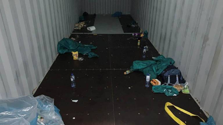 Een van de gevonden hotelcontainers (foto: Openbaar Ministerie).