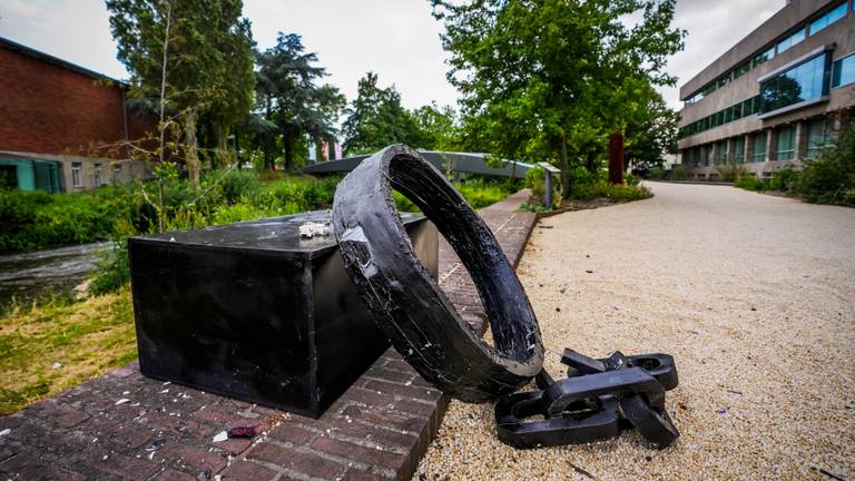 Het vernielde monument (foto: Sem van Rijssel/SQ Vision).