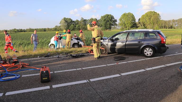 Twee auto's botsten tegen elkaar. (Foto: Harrie Grijseels / SQ Vision)