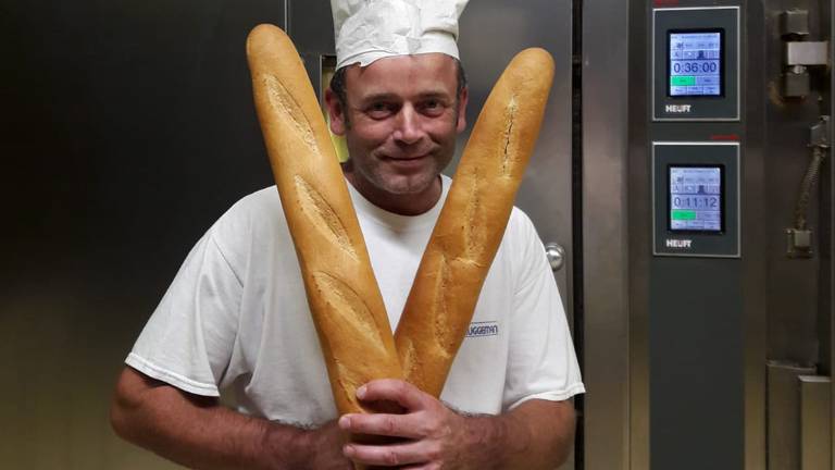 Bakker Don van Melick uit Etten-Leur verraste agenten met worstenbroodjes.