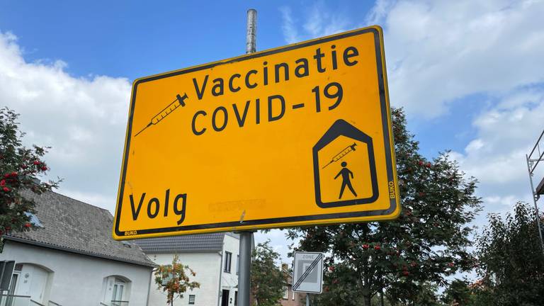 Steeds meer jongeren weten de weg naar het vaccinatieloket te vinden (foto: Hans Janssen).