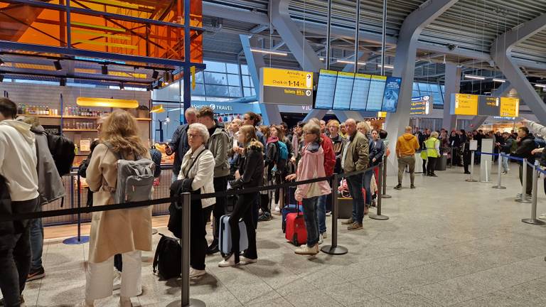 Lange rijen op Eindhoven Airport. (Archieffoto: Noël van Hooft).