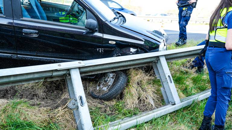 De auto die zich na een klapband in de vangrail vastreed  (foto: Erik Haverhals/Persbureau Heitink).