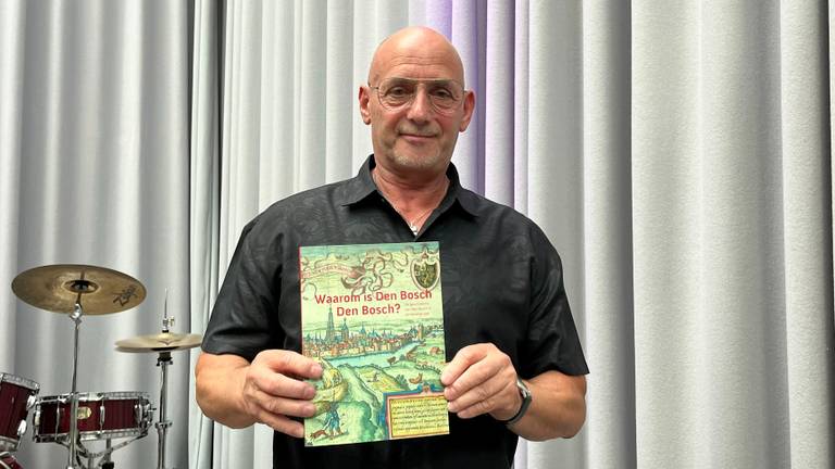 Ex-analfabeet Wim Sabel met het boek voor laaggeletterden Waarom is Den Bosch Den Bosch? (foto: Megan Hanegraaf).