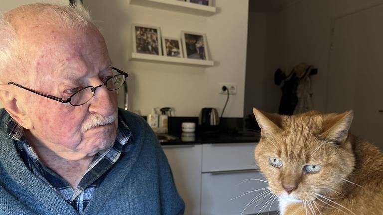 Henk Kole met zijn onafscheidelijke poes mevrouw Jansen (foto: Yolanda Kole).