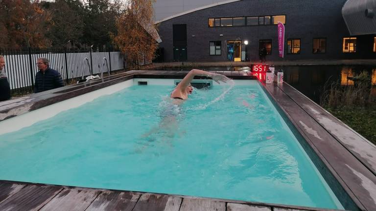 Maarten van der Weijden zwemt een wereldrecord tegen de stroom in 