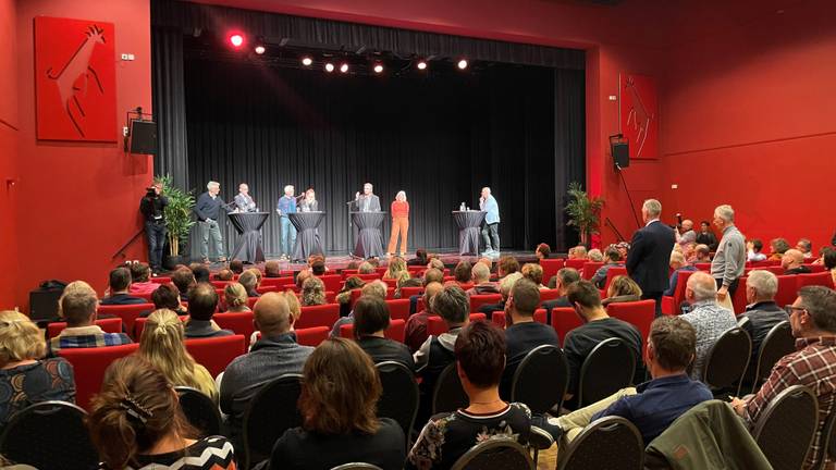 Ruim 200 mensen waren op een discussie-avond over de sluiting van de middelbare school in Mill (foto: Jos Verkuijlen).