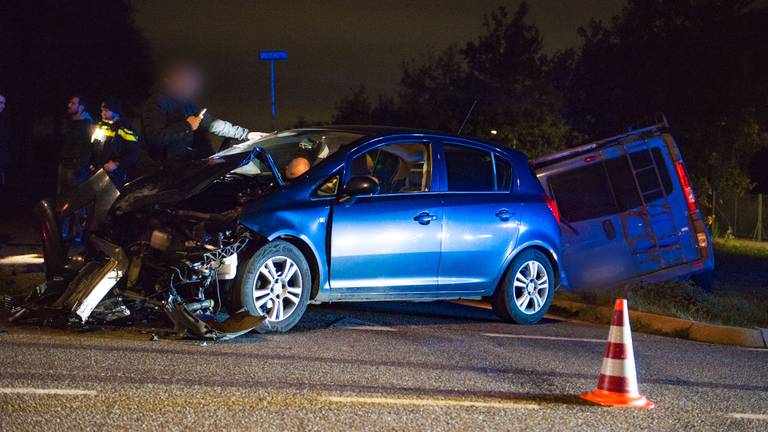 De zwaar beschadigde auto en het bestelbusje die bij het ongeluk in Deurne betrokken waren (foto: Walter van Bussel/SQ Vision Mediaprodukties).