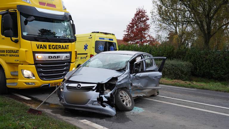 Automobiliste gewond na botsing met vrachtwagen (foto: Jeroen Stuve/SQ Vision).