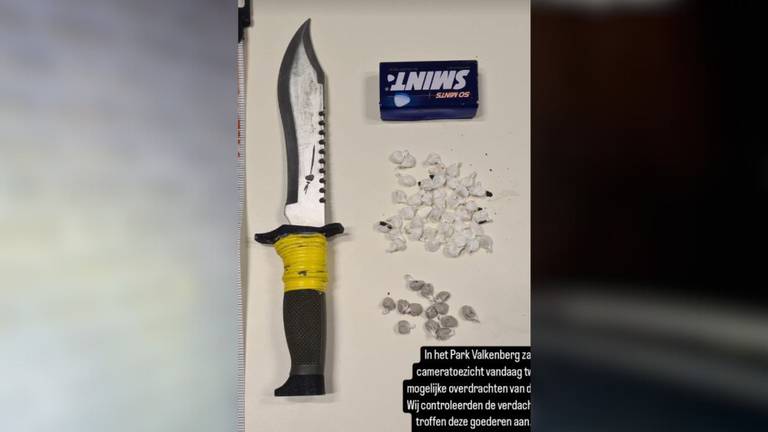 De politie vond een mes en een grote hoeveelheid harddrugs bij de man in park Valkenberg (foto: Instagram politie_Markdal). 