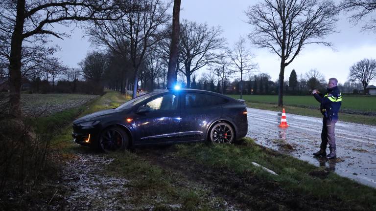 De auto slipte tijdens een plotselinge hagelbui (foto: Kevin Kanters/SQ Vision).