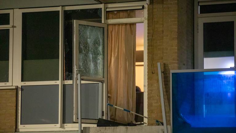 Ontploffing explosief laat balkon gedeeltelijk omlaag vallen (foto: Christian Traets/SQ Vision).