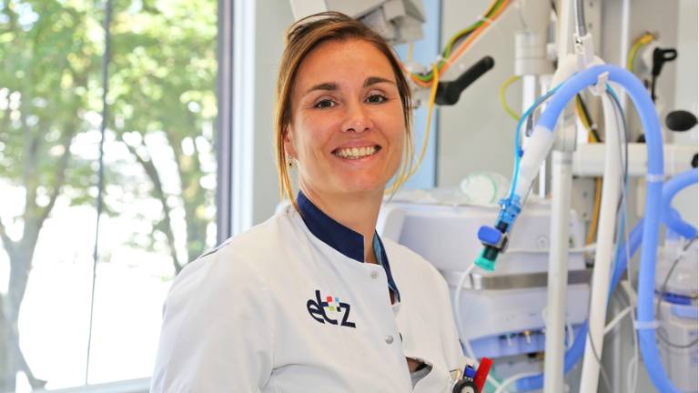 Verpleegkundige Kim van Nieuwburg (foto: Karin Kamp)
