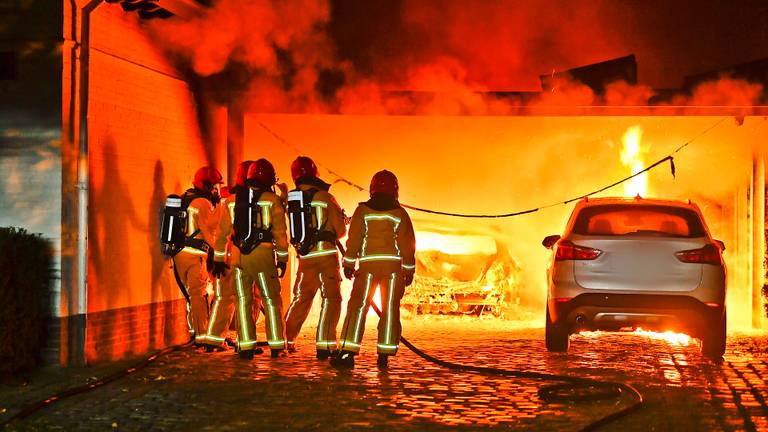 Drie auto's gingen in Valkenswaard vlammen op (foto: Rico Vogels/SQ Vision).