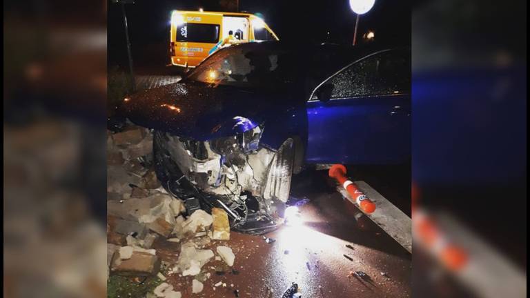 Flinke schade aan de auto (foto: politie Eindhoven/Facebook).