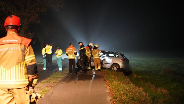 Het ongeluk in Ulicoten gebeurde rond twee uur 's nachts (foto: Jeroen Stuve/SQ Vision).