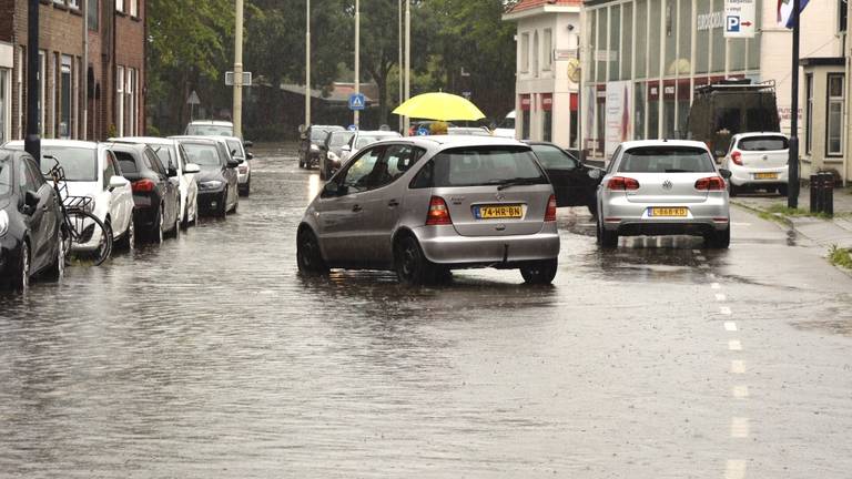 Veel regen in de Bredase Heuvelstraat (foto: Perry Roovers/SQ Vision).