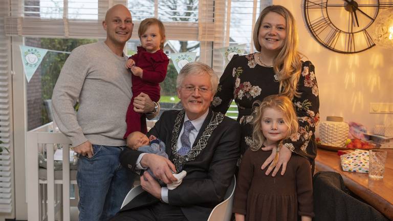 vlnr. vader Axel, Amelie (1), burgemeester Weterings met Mathias, Sophie (4) en moeder Manon (foto: Joris Buijs)