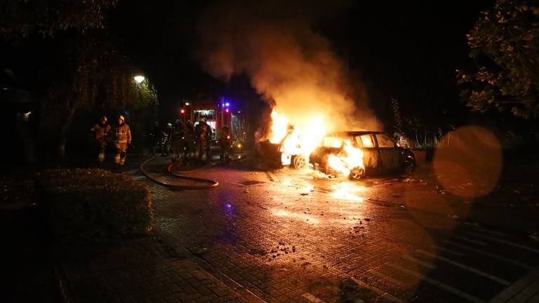 Twee auto's gingen in Boekel in vlammen op (foto: Kevin Kanters/SQ Vision).
