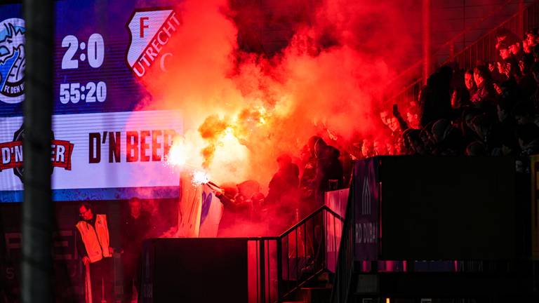 Fakkels in Stadion De Vliert tegen Jong FC Utrecht (foto: Gabriel Calvino Alonso/Orange Pictures).