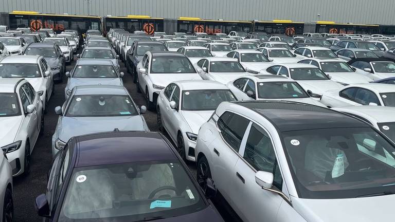 Het bedrijventerrein met de 260 afgekeurde BMW's (foto: Rijnmond).
